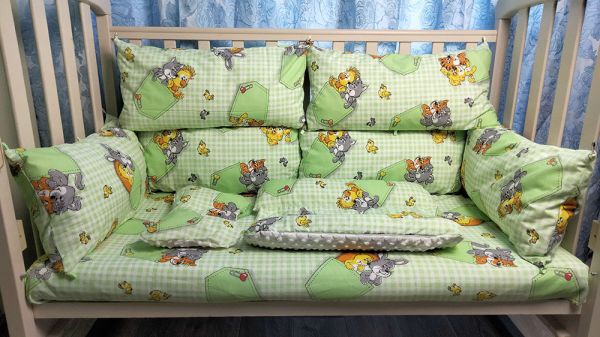 Постельный комплект в детскую кроватку - "Зверюшки на зеленом фоне".