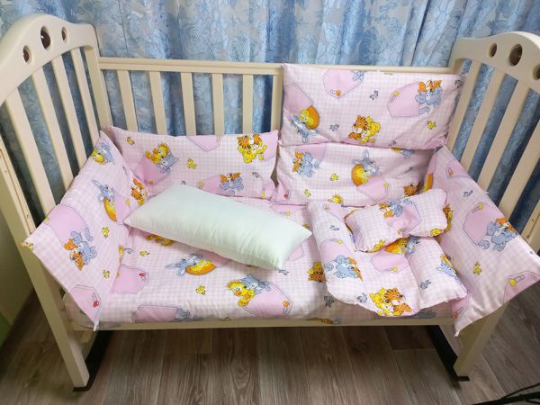 Постельный комплект в детскую кроватку - "Зверюшки на розовом фоне"