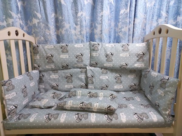 Постельный комплект в детской кроватке - "Мишки на сером фоне"