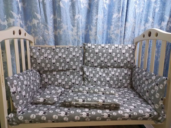 Постельный комплект в детской кроватке - "Зайцы на сером фоне"