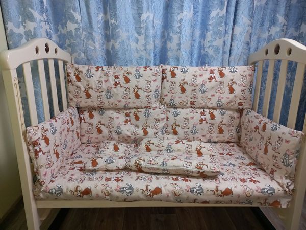 Постельный комплект в детской кроватке - "Зайчата на розовом фоне".