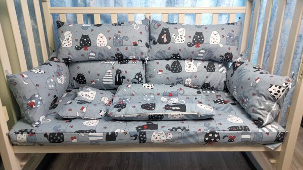 Постельный комплект в детской кроватке - "Котята на сером фоне".