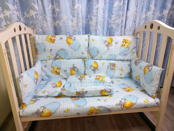 Постельный комплект в детскую кроватку - "Зверюшки на голубом фоне"