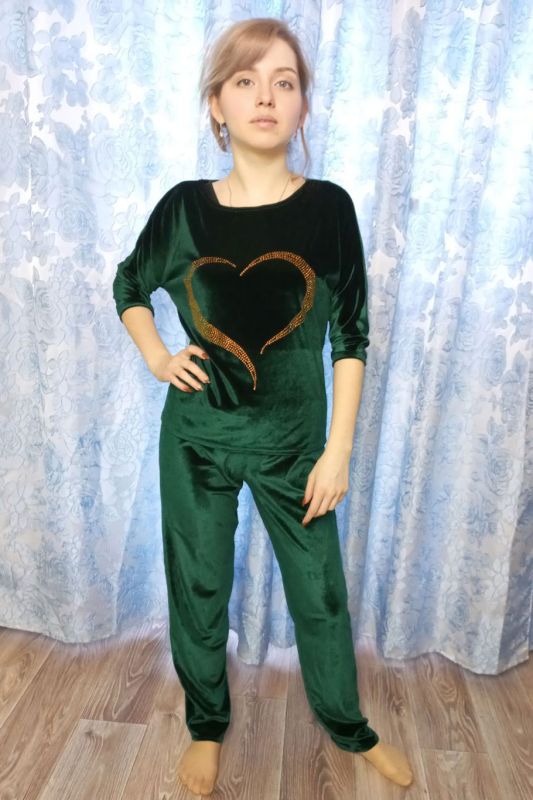 Женский Костюм из Зеленого Бархата со Стразами в Виде Сердца.