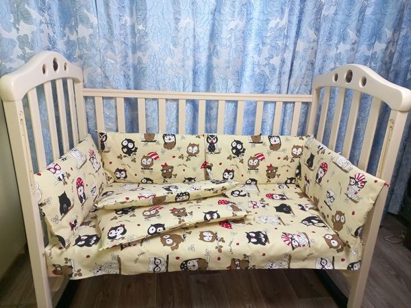 Постельный комплект в детской кроватке - "Совы на желтом фоне".