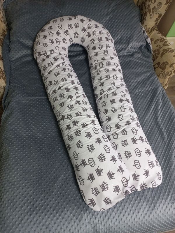 Подушка для комфортного сну кожної людини та вагітних жінок "Корони на білому фоні"